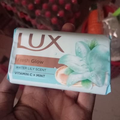 Lux Fresh Glow Water Lily Scent Vitamin C + Mint Soap